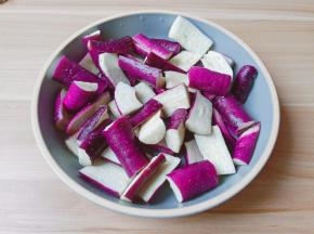 用筷子把盐和茄子搅拌在一起腌制10分钟。