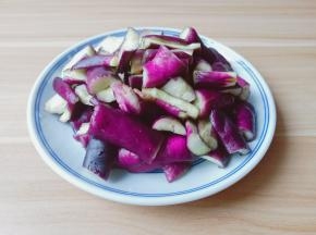 腌制好的茄子挤一下水分。