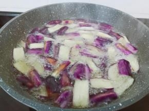 茄子炸到变软就可以捞出。