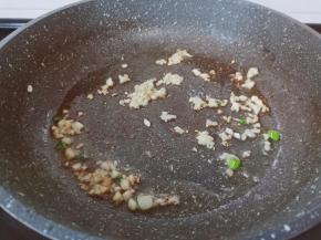锅里留一点底油下蒜末葱末炒香。