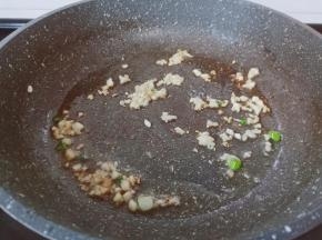 锅里留一点底油下蒜末葱末炒香。