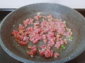 放牛肉粒大火翻炒。