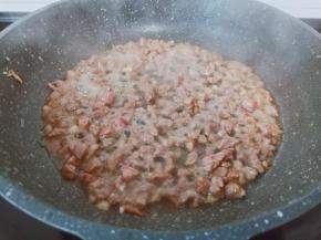 翻炒到牛肉粒变色。