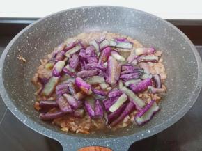 加入炸好的茄条。