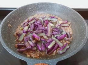 加入炸好的茄条。