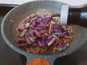 加一点生抽调色。