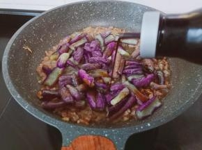 加一点生抽调色。