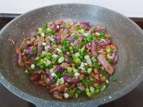 撒一把葱花快速翻炒均匀，关火盛盘。