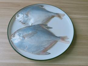 将鱼去除内脏及鱼鳃。