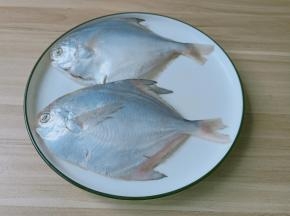 将鱼去除内脏及鱼鳃。