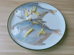 生姜切片或丝、葱切段，将鱼摆入碟中，在鱼身上及鱼腹内放入姜片