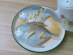 淋上少许料酒去腥。