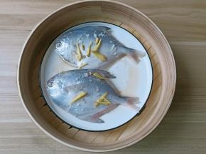 烧开锅内的水将鲳鱼摆在蒸架上，加盖，
大火隔水蒸8～10分钟。