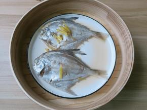 蒸熟的鲳鱼出锅了。