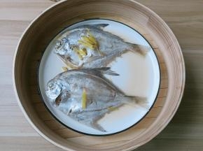 蒸熟的鲳鱼出锅了。