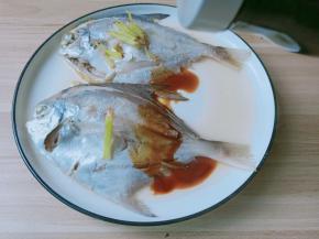 倒点生抽在鱼身上。