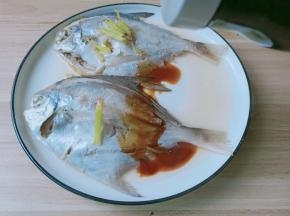 倒点生抽在鱼身上。