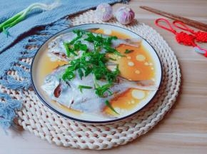 肉质细腻嫩滑，含在嘴里鲳鱼肉鲜甜夹带着海水的咸味散发到整个口腔，感觉人生完美了。