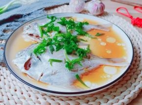 新鲜的鲳鱼光滑贼溜银白色。