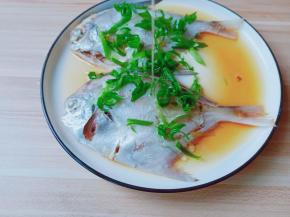 撒点葱花卷，锅内加适量油烧热后，立即浇在鱼身上，美味即可上桌！