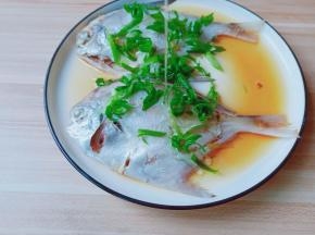 撒点葱花卷，锅内加适量油烧热后，立即浇在鱼身上，美味即可上桌！