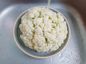 花菜用清水洗去表面的灰尘。