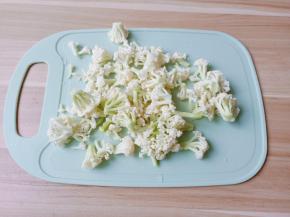 用手给花菜掰成小粒。