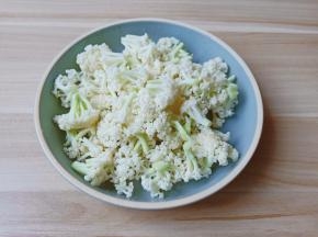 掰成小粒的花菜有利于入味。