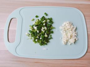 蒜和葱分别切成末。