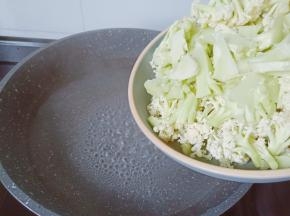 水开放一点盐再加入花菜焯水。
