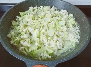 水开焯水1分钟捞出沥水。