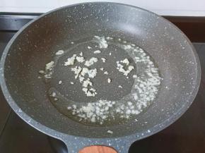 锅里加入蒜泥炒香。