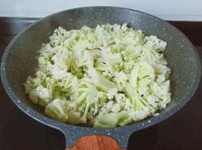 倒入花菜开大火迅速翻炒。