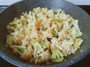 快速翻炒均匀，出锅即可享用。