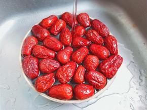 红枣用清水洗去表面灰尘。