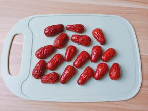 清洗好的红枣用剪刀对半剪开。