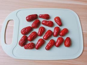 清洗好的红枣用剪刀对半剪开。