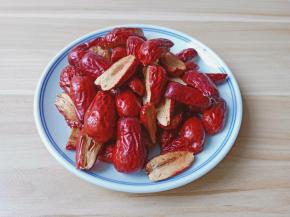 红枣之所以剪开是让煮的时候更好地释放出来。