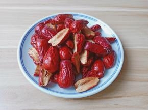 红枣之所以剪开是让煮的时候更好地释放出来。