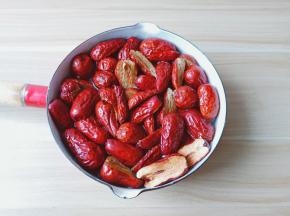 炖锅放入红枣与清水。