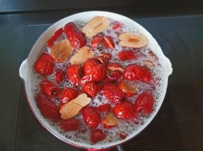 开大火将红枣煮开。