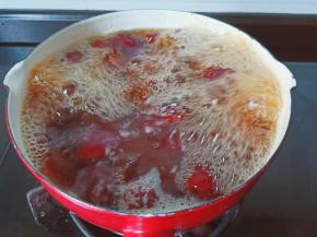 炖至红枣汤颜色出来。