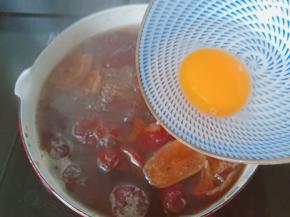 开小火加入一个鸡蛋慢慢焖熟。