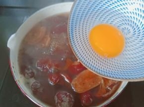 开小火加入一个鸡蛋慢慢焖熟。