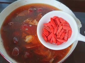加一点枸杞再炖一会。