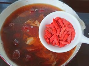 加一点枸杞再炖一会。