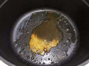 炒至白糖冒泡成枣红色后加入清水