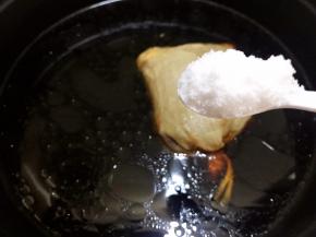 加入盐，这里卤汤味道要稍微咸一点