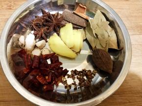 首先准备好卤料，我就用了家里现有的八角，桂皮，香叶，草果，山柰，干辣椒，干花椒，姜片