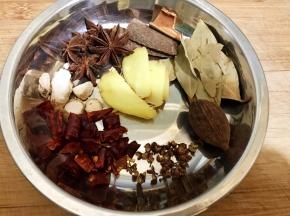 首先准备好卤料，我就用了家里现有的八角，桂皮，香叶，草果，山柰，干辣椒，干花椒，姜片